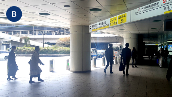 新宿駅西口交番を右手に見ながら、まっすぐ進みます。