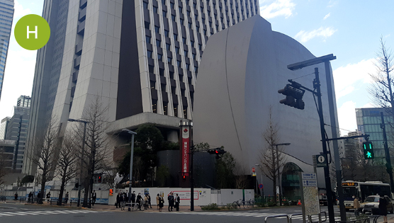 エレベーターを降りると左前方にSOMPO美術館が見えますので、横断歩道を渡り建物の方へ進んでください