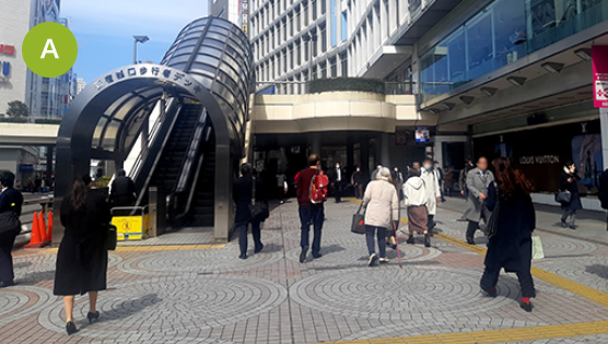西新宿歩行者デッキの右側を「小田急百貨店」に沿って進みます