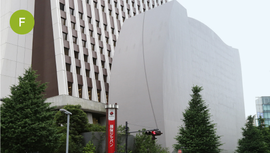 SOMPO美術館に向かって、横断歩道を渡ります。