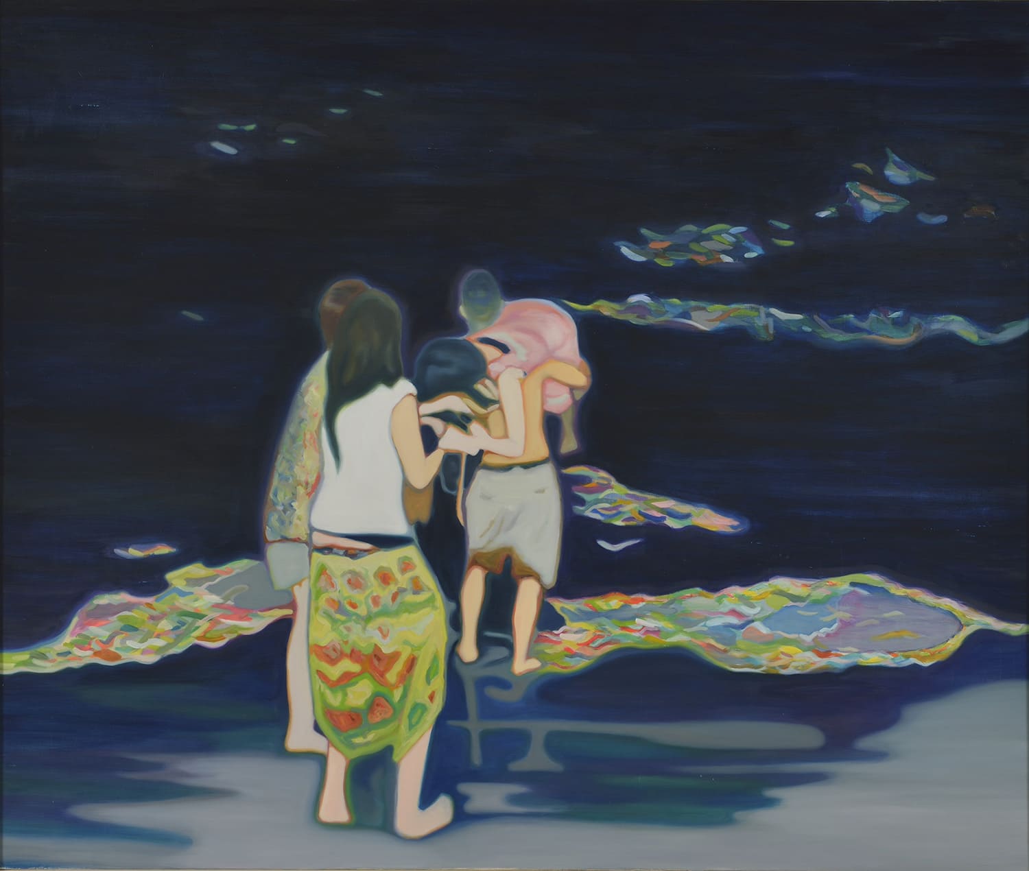 彼女は服を脱ぎ捨て海に飛び込んだ