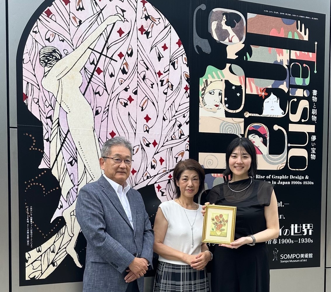 700万人目の来館者となった中山美幸さんと娘の亜寿沙さん館長の西脇から記念品を贈呈
